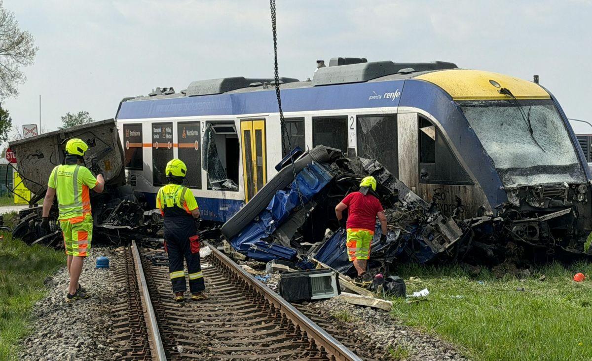 Zrážka vlaku s kamiónom na juhu krajiny: vyťažená trať má príliš veľa priecestí, tvrdí odborník