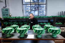 Pracovn&iacute;k vyr&aacute;ba s&uacute;čiastku turb&iacute;nov&eacute;ho motora v spoločnosti PBS vo Veľkej B&iacute;te&scaron;i v Českej republike. FOTO: REUTERS