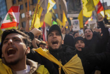Demon&scaron;tranti vr&aacute;tane st&uacute;pencov Hizball&aacute;hu kričia slogany počas protestu proti priamym rokovaniam medzi Izraelom a Libanonom v Bejr&uacute;te. FOTO: Reuters
