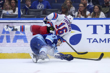 Center Tampa Bay Lightning Yanni Gourde (37) sa v tretej tretine zrazil s centrom New York Rangers Vincentom Trocheckom (16). FOTO: Nathan Ray Seebeck/Imagn Images