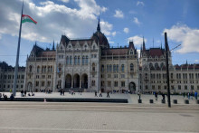 Ikonick&yacute; maďarsk&yacute; parlament na pe&scaron;tianskom n&aacute;brež&iacute; Dunaja čak&aacute; už čoskoro veľk&eacute; sťahovanie. &Uacute;stavn&uacute; v&auml;č&scaron;inu poslancov si zaistila strana Tisza bud&uacute;ceho premi&eacute;ra P&eacute;tera Magyara. FOTO: HN/Pavel Novotn&yacute;