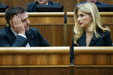 Na sn&iacute;mke Martina &Scaron;imkovičov&aacute; a Tom&aacute;&scaron; Taraba, nominanti SNS. FOTO: TASR /Jakub Kotian