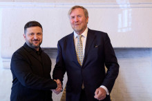 Ukrajinsk&yacute; prezident Volodymyr Zelenskyj (vľavo) a holandsk&yacute; kr&aacute;ľ Viliam-Alexander. FOTO: TASR/AP