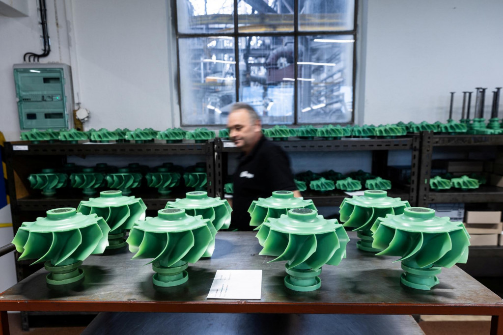 Pracovn&iacute;k vyr&aacute;ba s&uacute;čiastku turb&iacute;nov&eacute;ho motora v spoločnosti PBS vo Veľkej B&iacute;te&scaron;i v Českej republike. FOTO: REUTERS