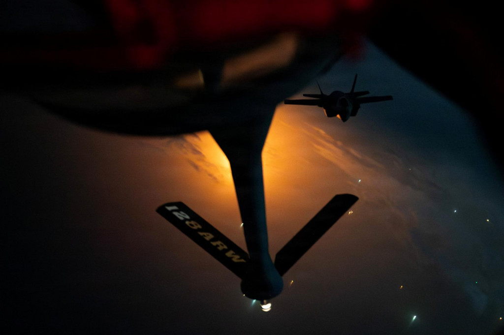Tankovanie za letu funguje cez pevn&eacute; rameno (boom refueling) riaden&eacute; z tankovacieho lietadla, pričom B-21 let&iacute; 10-20 metrov za KC-135 s presnou &bdquo;leteckou choreografiou&ldquo; medzi oboma strojmi. FOTO: REUTERS