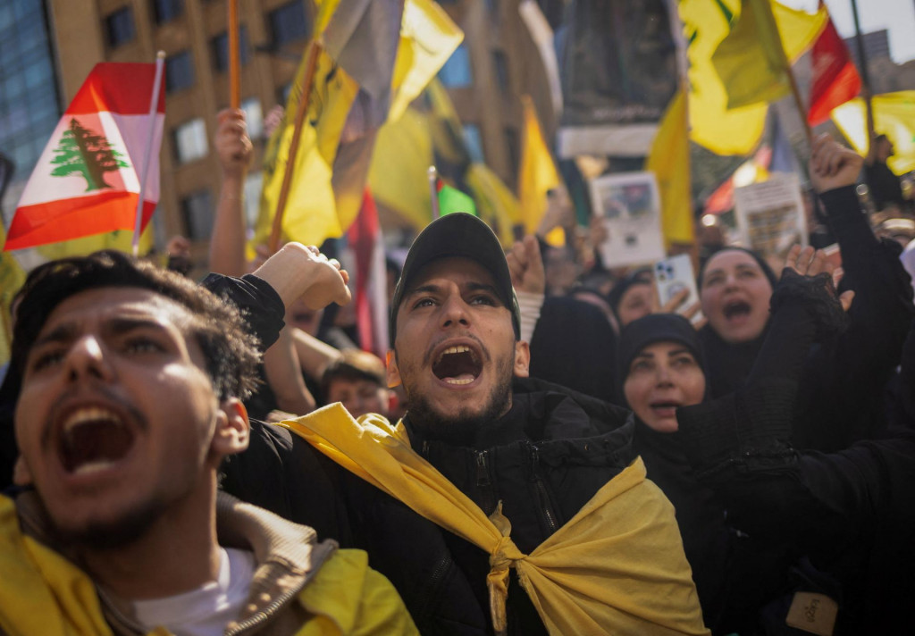 Demon&scaron;tranti vr&aacute;tane st&uacute;pencov Hizball&aacute;hu kričia slogany počas protestu proti priamym rokovaniam medzi Izraelom a Libanonom v Bejr&uacute;te. FOTO: Reuters
