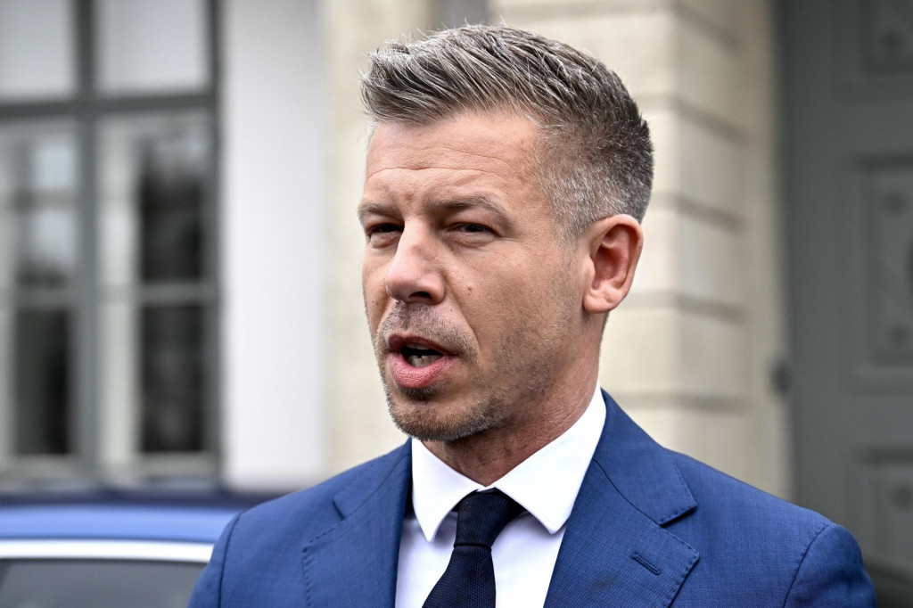 Kandid&aacute;t v&iacute;ťaznej strany Tisza na post maďarsk&eacute;ho premi&eacute;ra P&eacute;ter Magyar odpoved&aacute; na ot&aacute;zky novin&aacute;rov pred prijat&iacute;m u maďarsk&eacute;ho prezidenta v Budape&scaron;ti v stredu 15. apr&iacute;la 2026. FOTO: TASR/DUNA/MTI/R&oacute;bert Heged&uuml;s