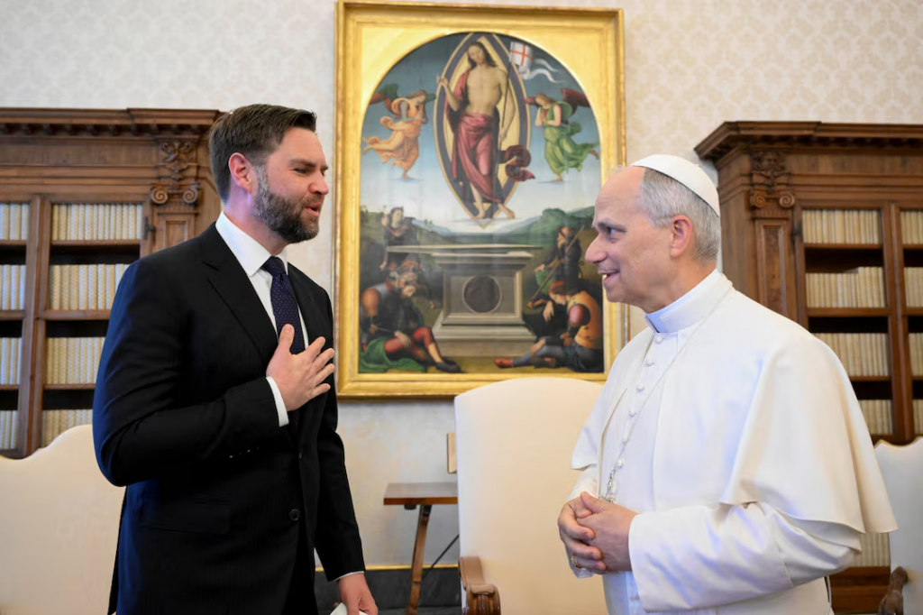 P&aacute;pež Lev XIV. a americk&yacute; viceprezident JD Vance vo vatik&aacute;ne 19. m&aacute;ja 2025. FOTO: REUTERS