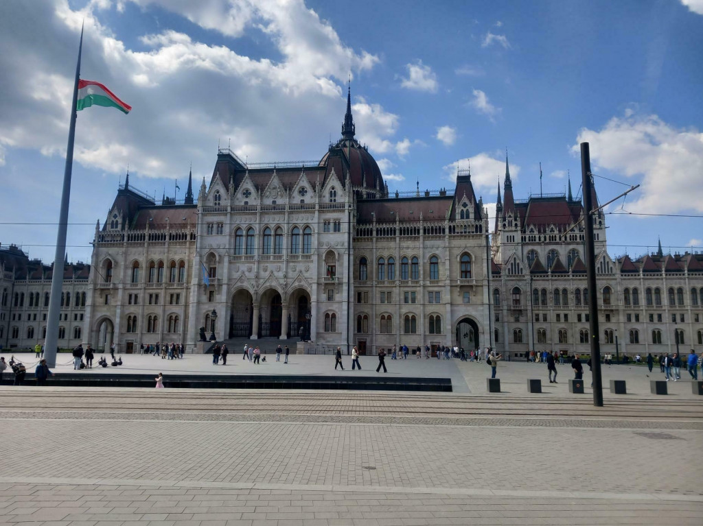Ikonick&yacute; maďarsk&yacute; parlament na pe&scaron;tianskom n&aacute;brež&iacute; Dunaja čak&aacute; už čoskoro veľk&eacute; sťahovanie. &Uacute;stavn&uacute; v&auml;č&scaron;inu poslancov si zaistila strana Tisza bud&uacute;ceho premi&eacute;ra P&eacute;tera Magyara. FOTO: HN/Pavel Novotn&yacute;