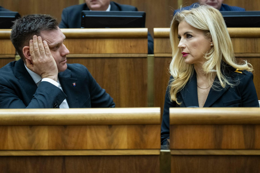 Na sn&iacute;mke Martina &Scaron;imkovičov&aacute; a Tom&aacute;&scaron; Taraba, nominanti SNS. FOTO: TASR /Jakub Kotian