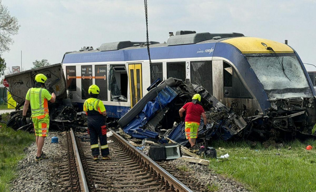 Odstraňovanie havarovan&eacute;ho vlaku z koľaj&iacute;. FOTO: Akos Cs&eacute;pl&ouml;
