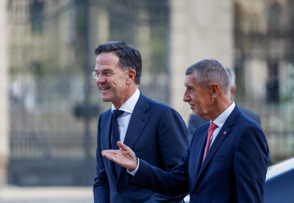 Česk&yacute; premi&eacute;r Andrej Babi&scaron; v&iacute;ta v Prahe gener&aacute;lneho tajomn&iacute;ka NATO Marka Rutteho. FOTO: Reuters