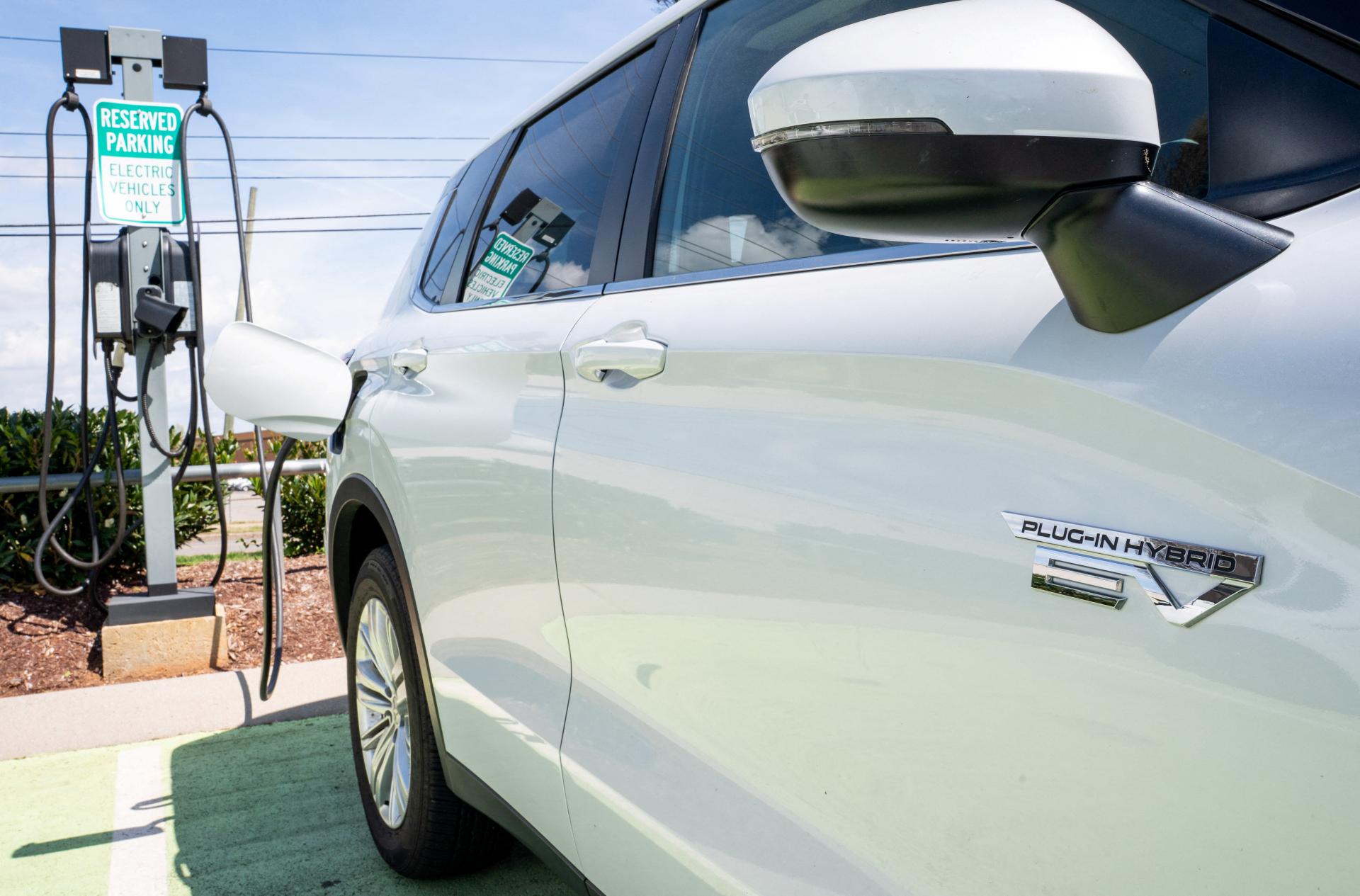 Nakloní konflikt na Blízkom východe misky váh na stranu elektromobilov? Posilnia zrejme hybridy