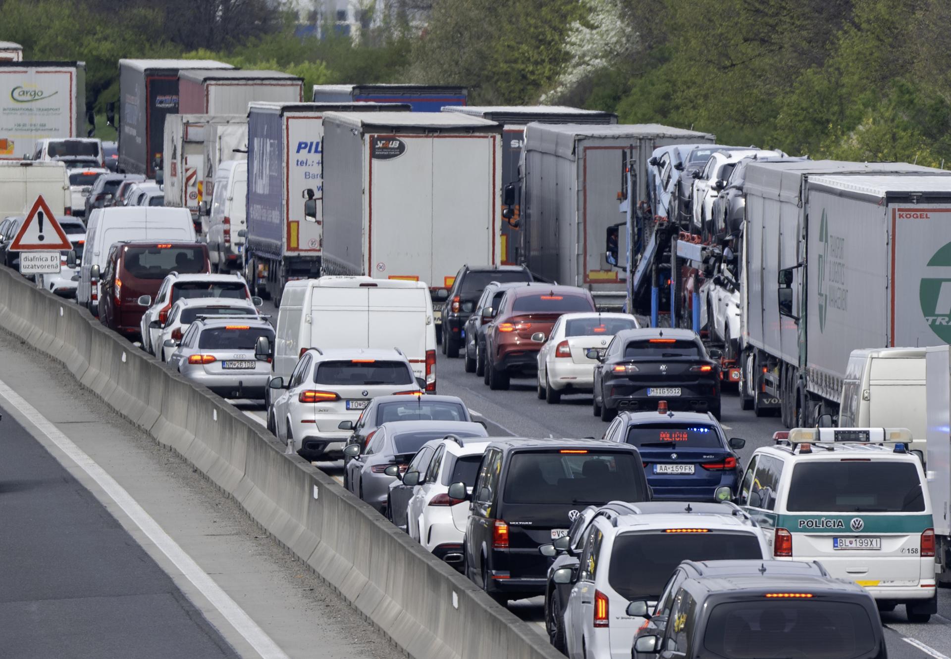 Bratislavskú dopravu čaká ťažký víkend. Diaľnicu D1 v smere do Trnavy uzavrú, potom šoféri dostanú osempruh