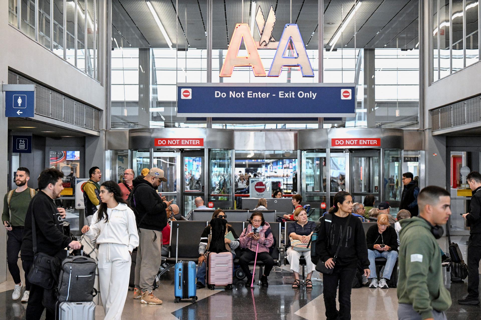 Drahšie letenky, nové príplatky, zrušené lety. Čo vás čaká, ak sa chystáte cestovať (prehľad krokov aerolínií)