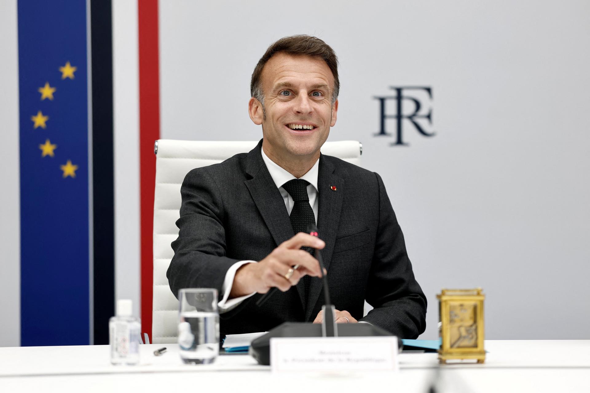 Macron vyzval mladých ľudí, aby vypli zariadenia a užili si život bez internetu