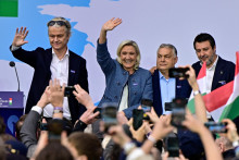 Maďarsk&yacute; premi&eacute;r Viktor Orb&aacute;n, l&iacute;der holandskej Strany slobody Geert Wilders, franc&uacute;zska krajne pravicov&aacute; l&iacute;derka Marine Le Penov&aacute; a taliansky podpredseda vl&aacute;dy a minister infra&scaron;trukt&uacute;ry a dopravy Matteo Salvini na 1. Budape&scaron;tianskom vlasteneckom zhromažden&iacute; v maďarskej metropole pondelok 23. marca 2026. FOTO: REUTERS