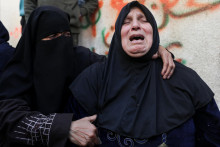 Žena počas pohrebu v P&aacute;sme Gazy. FOTO: Reuters