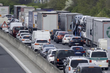 Na sn&iacute;mke policajti v z&aacute;pche na diaľnici D1 smerom zo Senca na Bratislavu v piatok 10. apr&iacute;la 2026 z viaduktu Chorv&aacute;tsky Grob - Bernol&aacute;kovo. FOTO: TASR/Martin Baumann