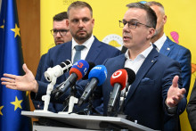 Na vpravo minister pr&aacute;ce, soci&aacute;lnych vec&iacute; a rodiny Erik Tom&aacute;&scaron;.

FOTO: TASR/ R. Hanc