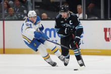Clayton Keller a Dalibor Dvorsk&yacute;. FOTO: Reuters/Rob Gray-Imagn Images