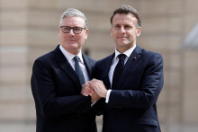 Franc&uacute;zsky prezident Emmanuel Macron a britsk&yacute; premi&eacute;r Keir Starmer. FOTO: REUTERS