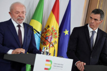 Braz&iacute;lsky prezident Luiz Inacio Lula da Silva a &scaron;panielsky premi&eacute;r Pedro Sanchez. FOTO: Reuters