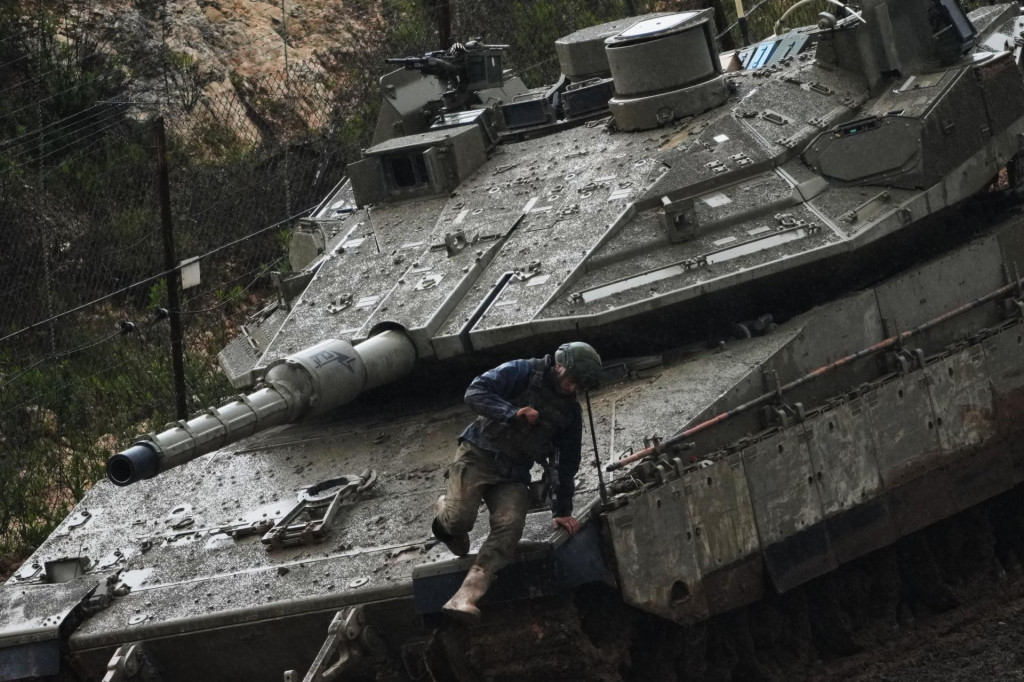 Izraelsk&yacute; vojak vyskakuje z tanku v bl&iacute;zkosti izraelsko-libanonsk&yacute;ch hran&iacute;c na severe Izraela. FOTO: TASR/AP