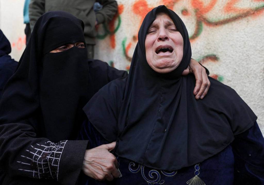 Žena počas pohrebu v P&aacute;sme Gazy. FOTO: Reuters