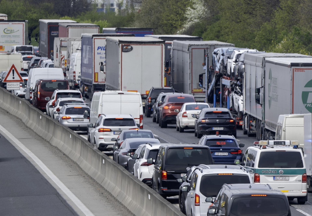 Na sn&iacute;mke policajti v z&aacute;pche na diaľnici D1 smerom zo Senca na Bratislavu v piatok 10. apr&iacute;la 2026 z viaduktu Chorv&aacute;tsky Grob - Bernol&aacute;kovo. FOTO: TASR/Martin Baumann