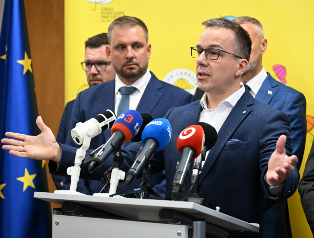 Na vpravo minister pr&aacute;ce, soci&aacute;lnych vec&iacute; a rodiny Erik Tom&aacute;&scaron;.

FOTO: TASR/ R. Hanc