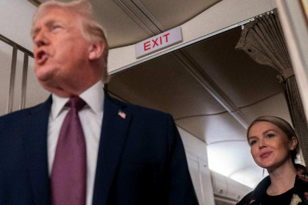 Hovorkyňa Bieleho domu Karoline Leavittov&aacute; a americk&yacute; prezident Donald Trump. FOTO: REUTERS