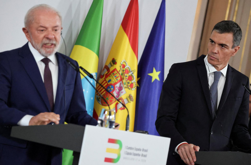Braz&iacute;lsky prezident Luiz Inacio Lula da Silva a &scaron;panielsky premi&eacute;r Pedro Sanchez. FOTO: Reuters