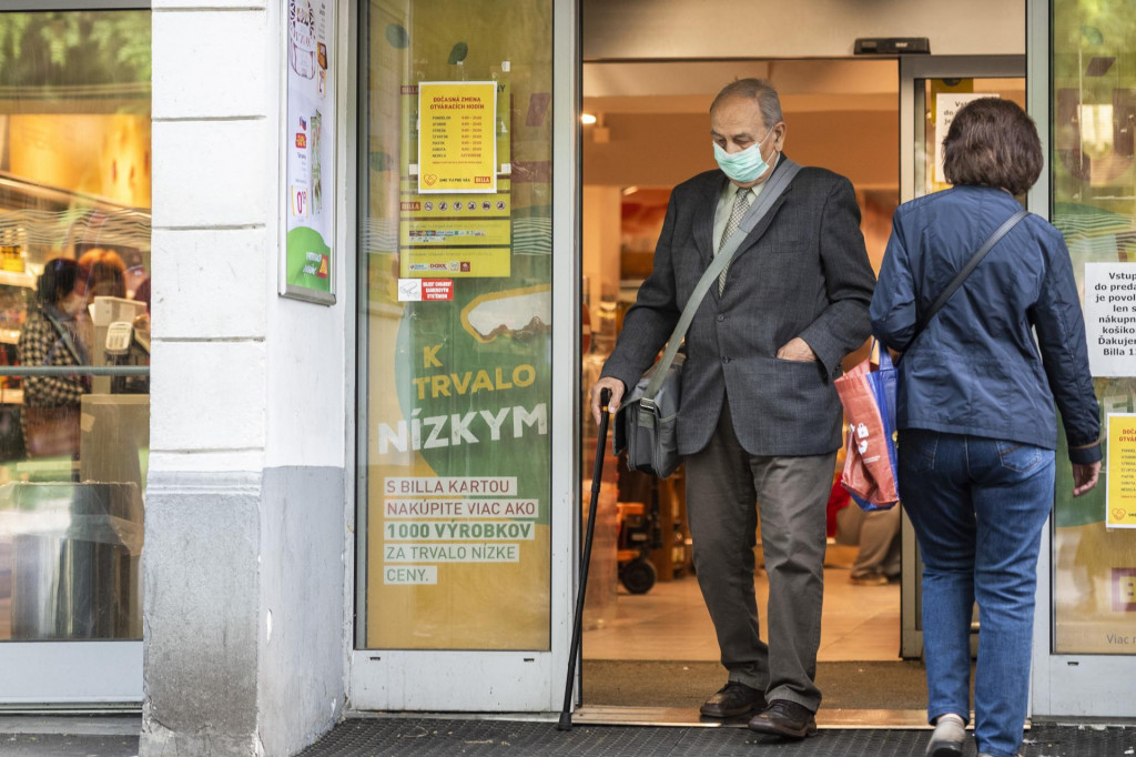 Počas prv&eacute;ho covidov&eacute;ho roku u n&aacute;s zomrelo 75-tis&iacute;c ľud&iacute;. FOTO: TASR/J. Nov&aacute;k
