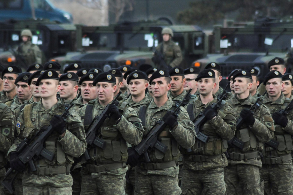 Kosovsk&iacute; vojaci. FOTO: Reuters