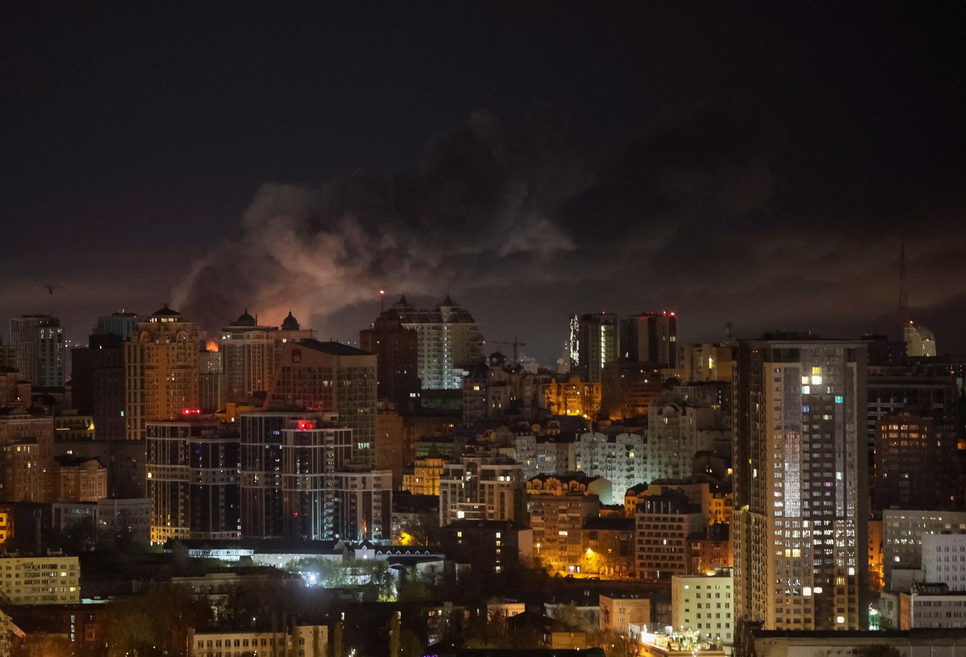 V Kyjeve došlo k streľbe, zahynulo pri nej niekoľko osôb