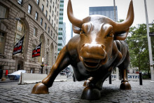 Socha z&uacute;riaceho b&yacute;ka je symbolom prosperity na Wall Street. Akciov&yacute; index S&P 500 prelomil v druhom apr&iacute;lovom t&yacute;ždni opakovane historick&eacute; maximum. FOTO: REUTERS