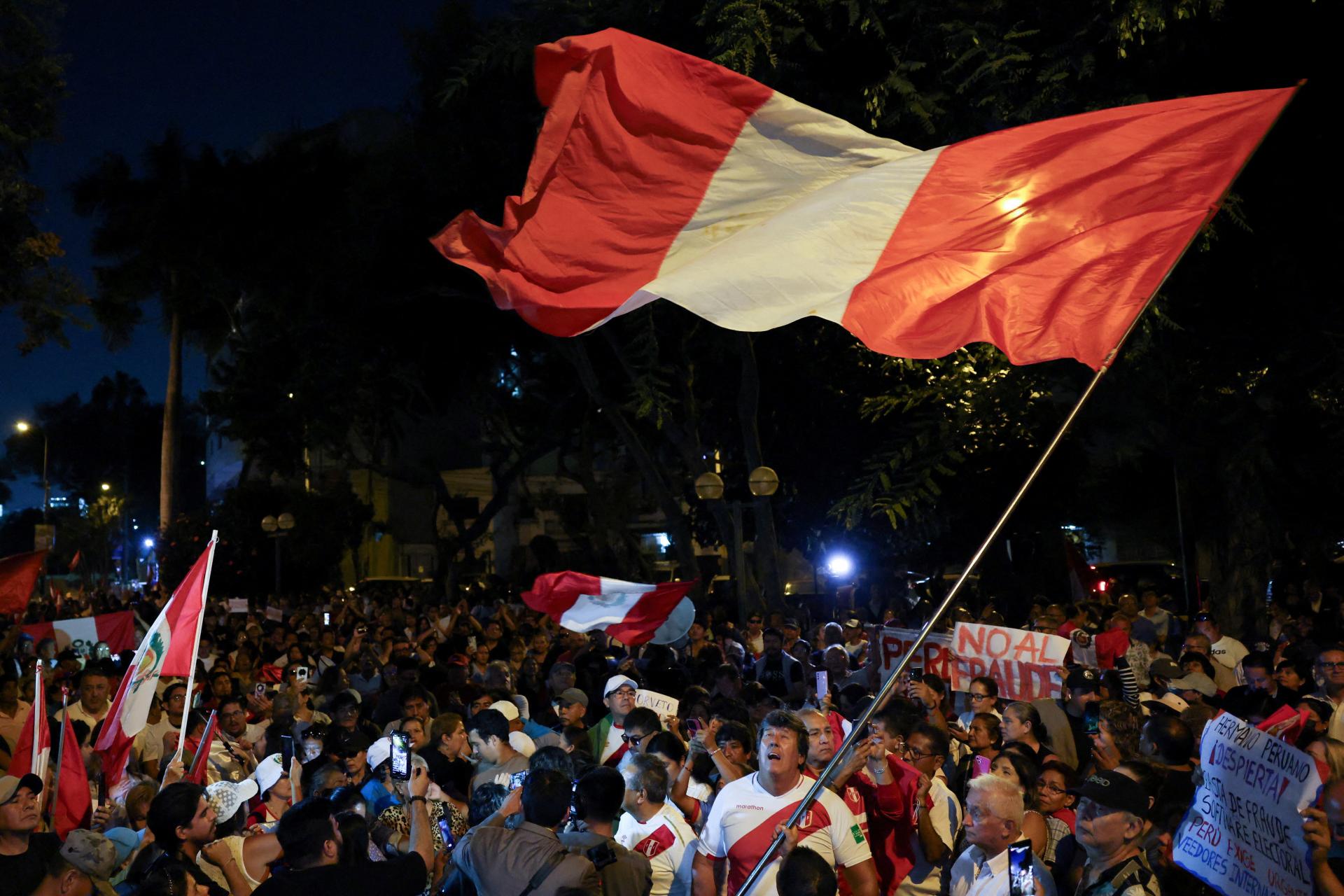 V&yacute;sledky prv&eacute;ho kola prezidentsk&yacute;ch volieb sa odkladaj&uacute; na polovicu m&aacute;ja. Vedie pravicov&aacute; kandid&aacute;tka