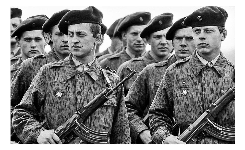 Šikana, stovky úmrtí i samovraždy. Vojenčina za komunizmu bola pakáreň, vyhnúť sa jej dalo málokedy