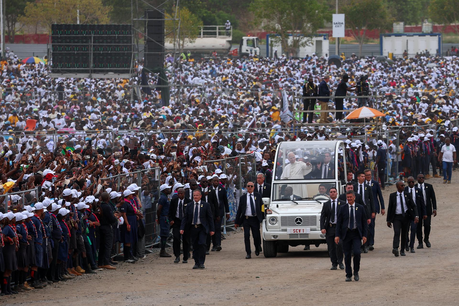Pápež Lev XIV. odslúžil omšu v Angole, zúčastnilo sa na nej 100-tisíc ľudí