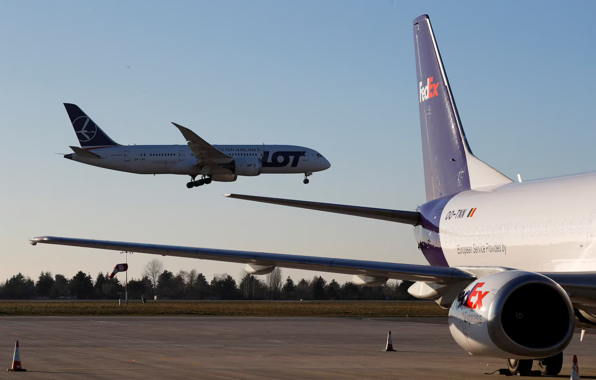 Poľsko hl&aacute;si dostatok leteck&eacute;ho paliva na najbliž&scaron;ie obdobie. Situ&aacute;cia je zložit&aacute;, pripustil minister Motyka