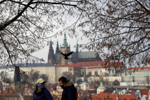 FILE PHOTO: People walk on a street in Prague, Czech Republic, December 28, 2020. REUTERS/David W Cerny FOTO: DAVID W CERNY