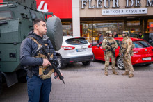 Na sn&iacute;mke policajti na mieste streľby v ukrajinskej metropole Kyjev v sobotu 18. apr&iacute;la 2026. FOTO: TASR/AP