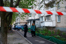 Po&scaron;koden&yacute;ch je sedem s&uacute;kromn&yacute;ch domov, administrat&iacute;vna budova, vzdel&aacute;vacia in&scaron;tit&uacute;cia a dve aut&aacute;. FOTO: REUTERS