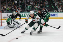 Center Minnesoty Wild Joel Eriksson Ek (14) v akcii proti obrancovi Dallasu Stars Mirovi Heiskanenovi (4) v tretej tretine. FOTO Thomas Shea/Imagn Images