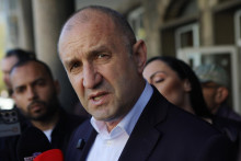B&yacute;val&yacute; bulharsk&yacute; prezident Rumen Radev odpoved&aacute; na ot&aacute;zky novin&aacute;rov po odovzdan&iacute; hlasovacieho l&iacute;stka volebnej miestnosti v Sofii počas predčasn&yacute;ch parlamentn&yacute;ch volieb v Bulharsku. FOTO: TASR/AP