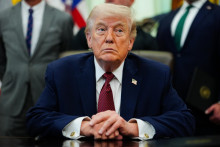 Americk&yacute; prezident Donald Trump poč&uacute;va v Ov&aacute;lnej pracovni Bieleho domu vo Washingtone 18. apr&iacute;la 2026. FOTO: TASR/AP