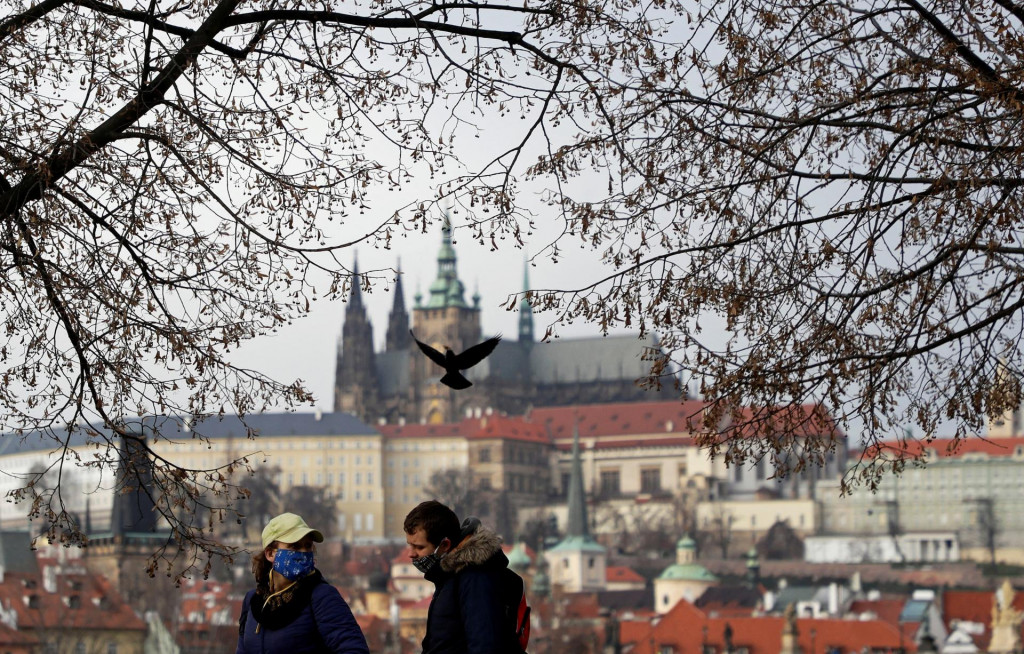 FILE PHOTO: People walk on a street in Prague, Czech Republic, December 28, 2020. REUTERS/David W Cerny FOTO: DAVID W CERNY