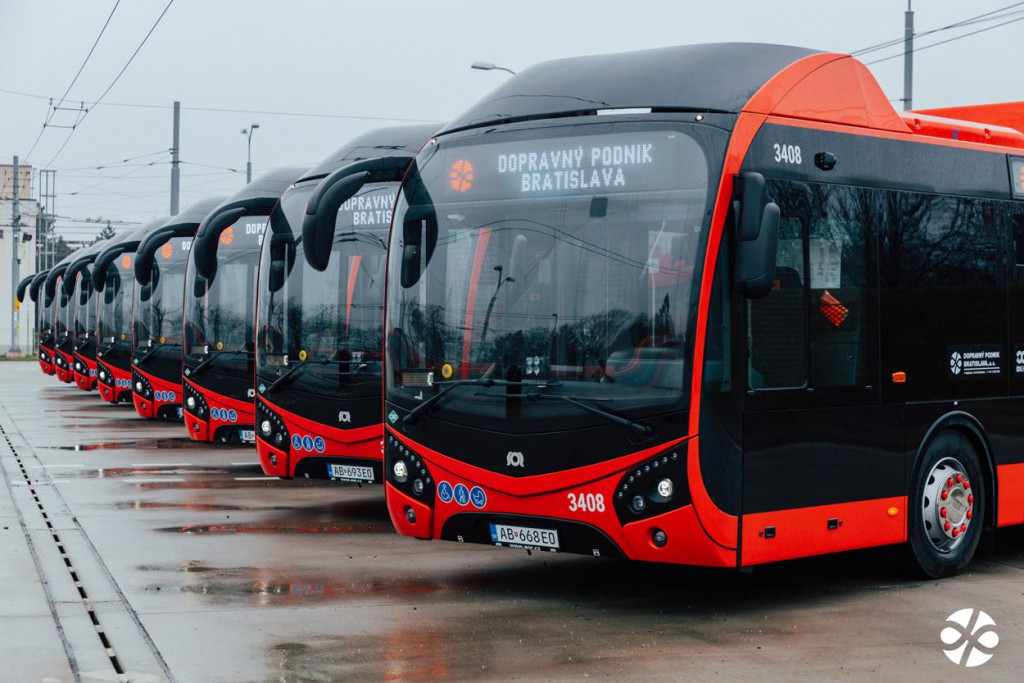 Dopravn&yacute; podnik tiež pripom&iacute;na, že každ&eacute; vozidlo disponuje n&uacute;dzov&yacute;m tlačidlom &bdquo;znamenie vodičovi&ldquo;, najnov&scaron;ie s&uacute; električky vybaven&eacute; zariaden&iacute;m tzv. interkomom. FOTO: DPB
