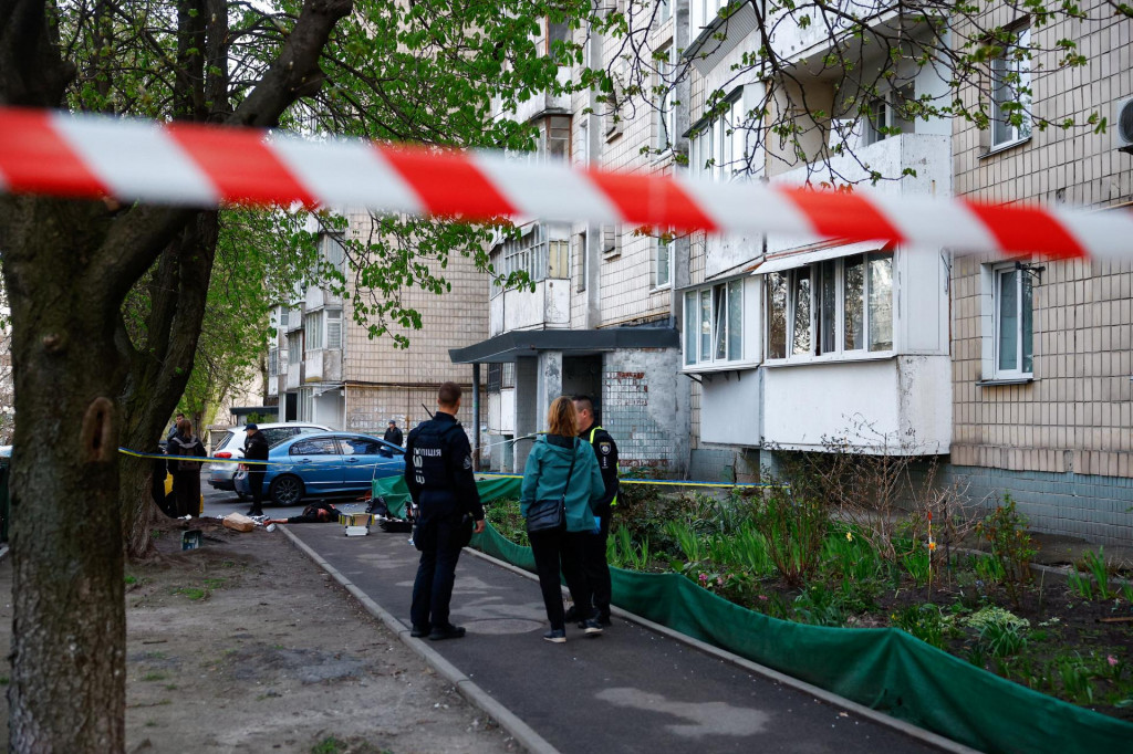 Po&scaron;koden&yacute;ch je sedem s&uacute;kromn&yacute;ch domov, administrat&iacute;vna budova, vzdel&aacute;vacia in&scaron;tit&uacute;cia a dve aut&aacute;. FOTO: REUTERS